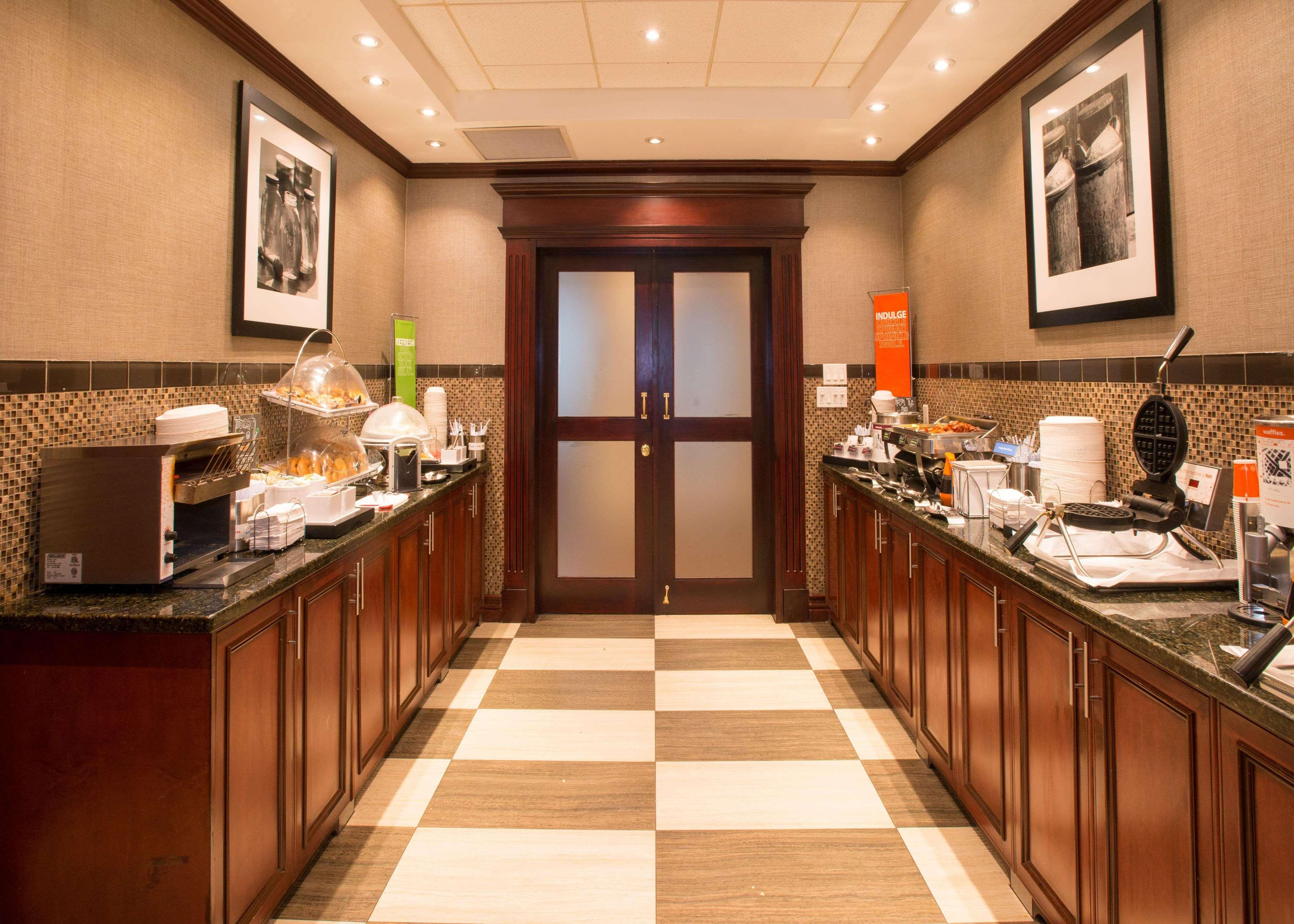 Hampton Inn Toronto-Mississauga West Экстерьер фото
