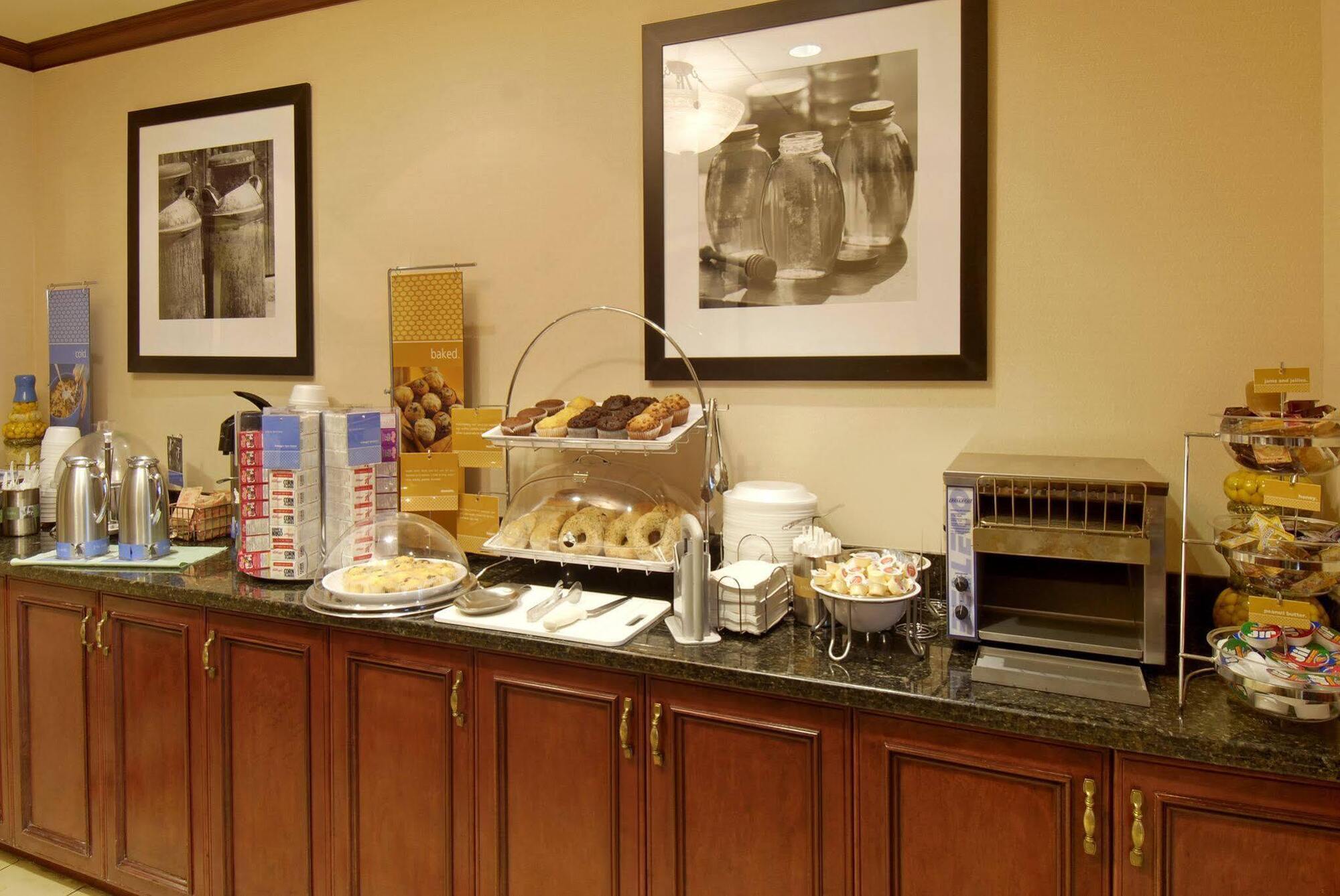 Hampton Inn Toronto-Mississauga West Ресторан фото