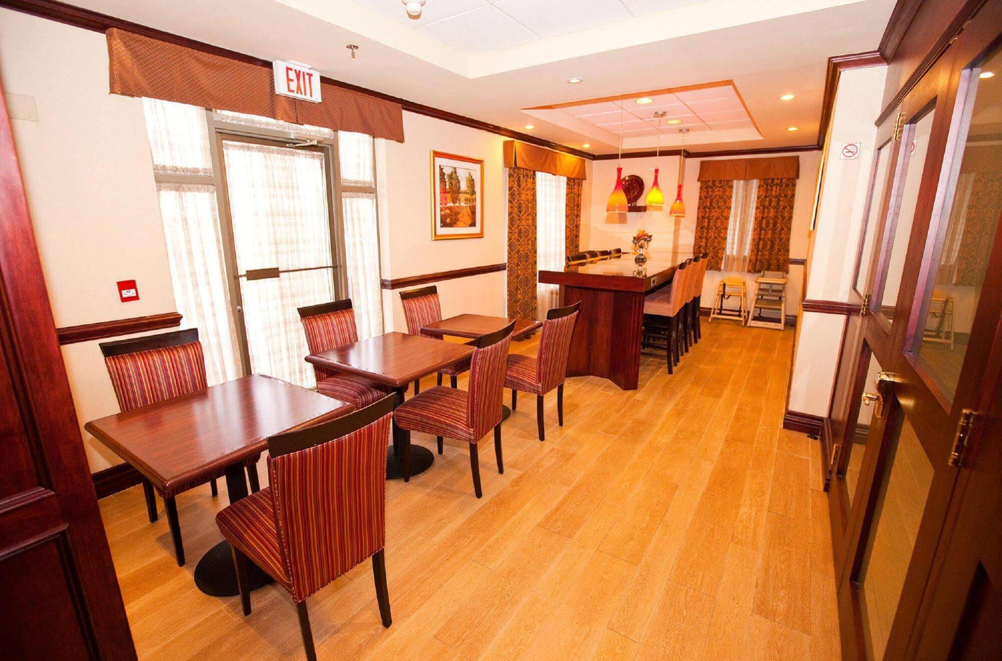 Hampton Inn Toronto-Mississauga West Номер фото
